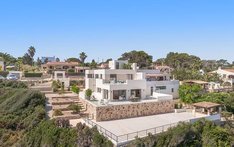 Villa neuve de style épuré en première ligne de mer