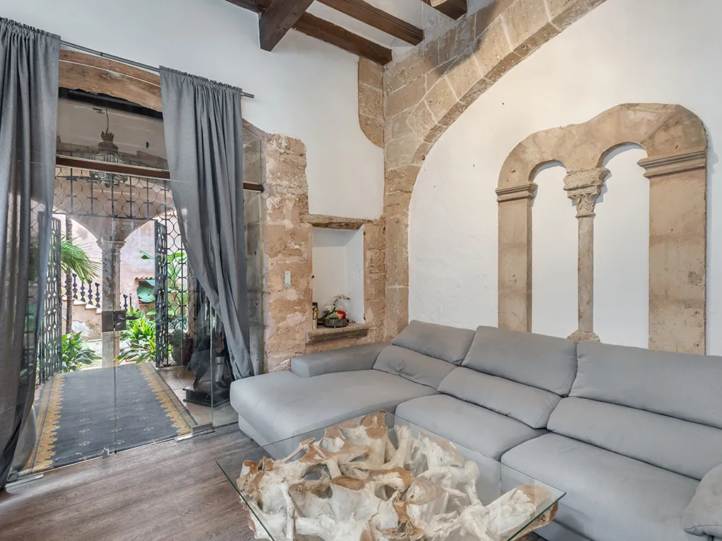 Única i històrica en planta baixa amb encant i potencial-7