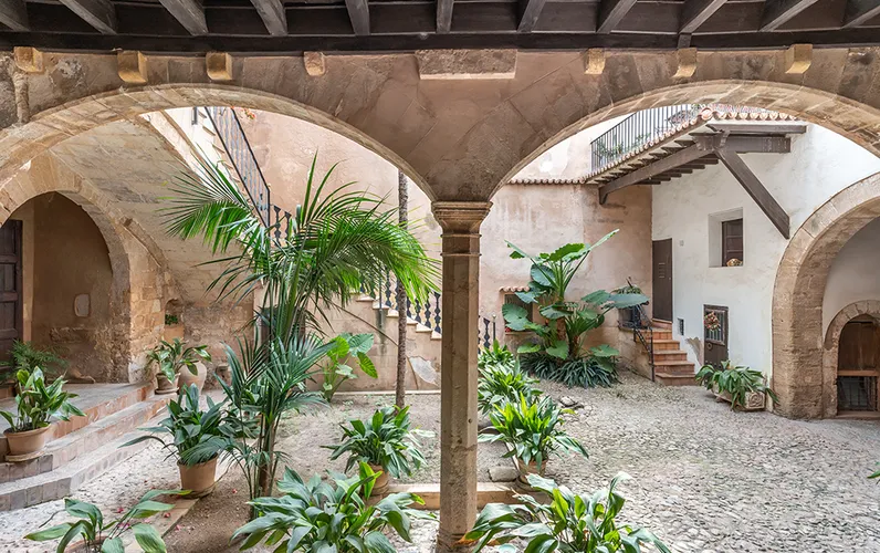 Unique, historic ground floor apartment with charm & potential