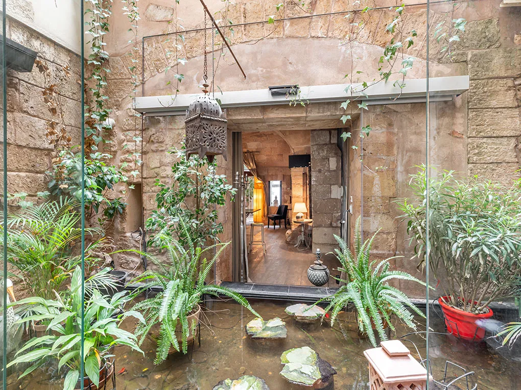 Única i històrica en planta baixa amb encant i potencial-8