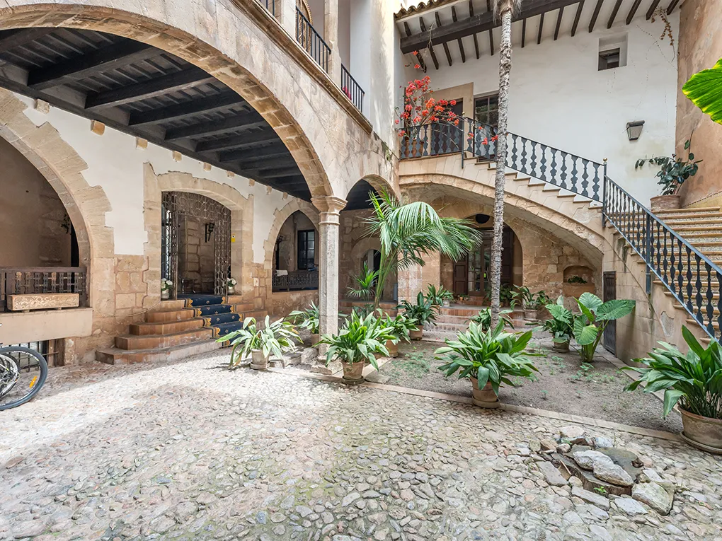 Única i històrica en planta baixa amb encant i potencial-10