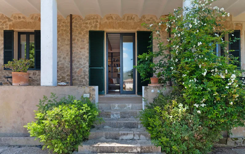 Stylish garden apartment with pool in Establiments