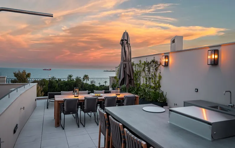 Unique, luxurious villa in front line of the sea in the historic Calatrava district