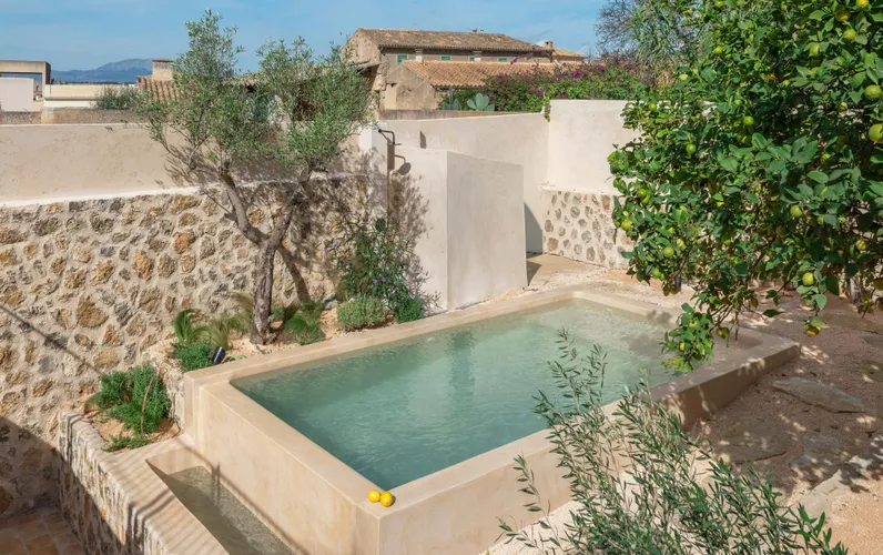 Àmplia casa de poble amb piscina i vistes panoràmiques a la muntanya