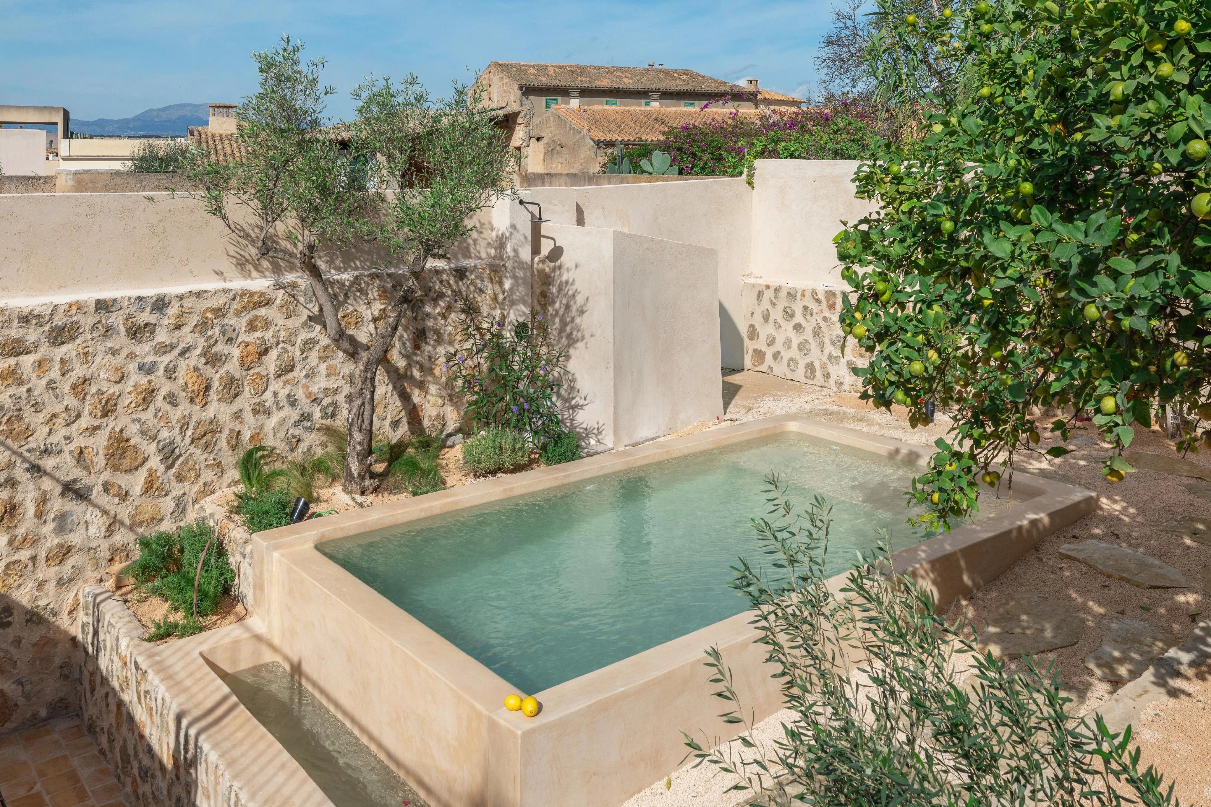 Spacious townhouse with pool and panoramic mountain views-1