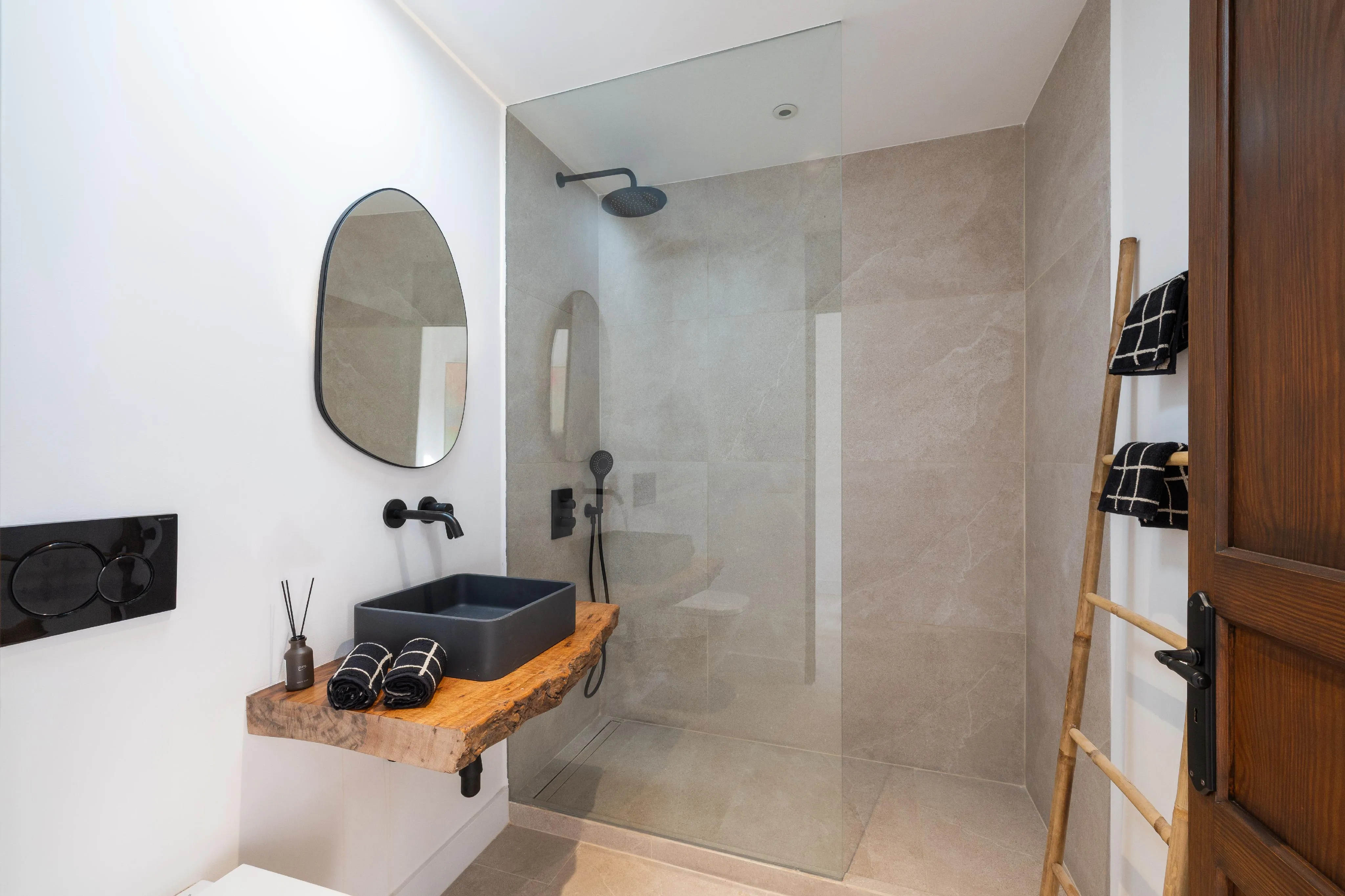 Rummeligt byhus med pool og panoramaudsigt over bjergene-13