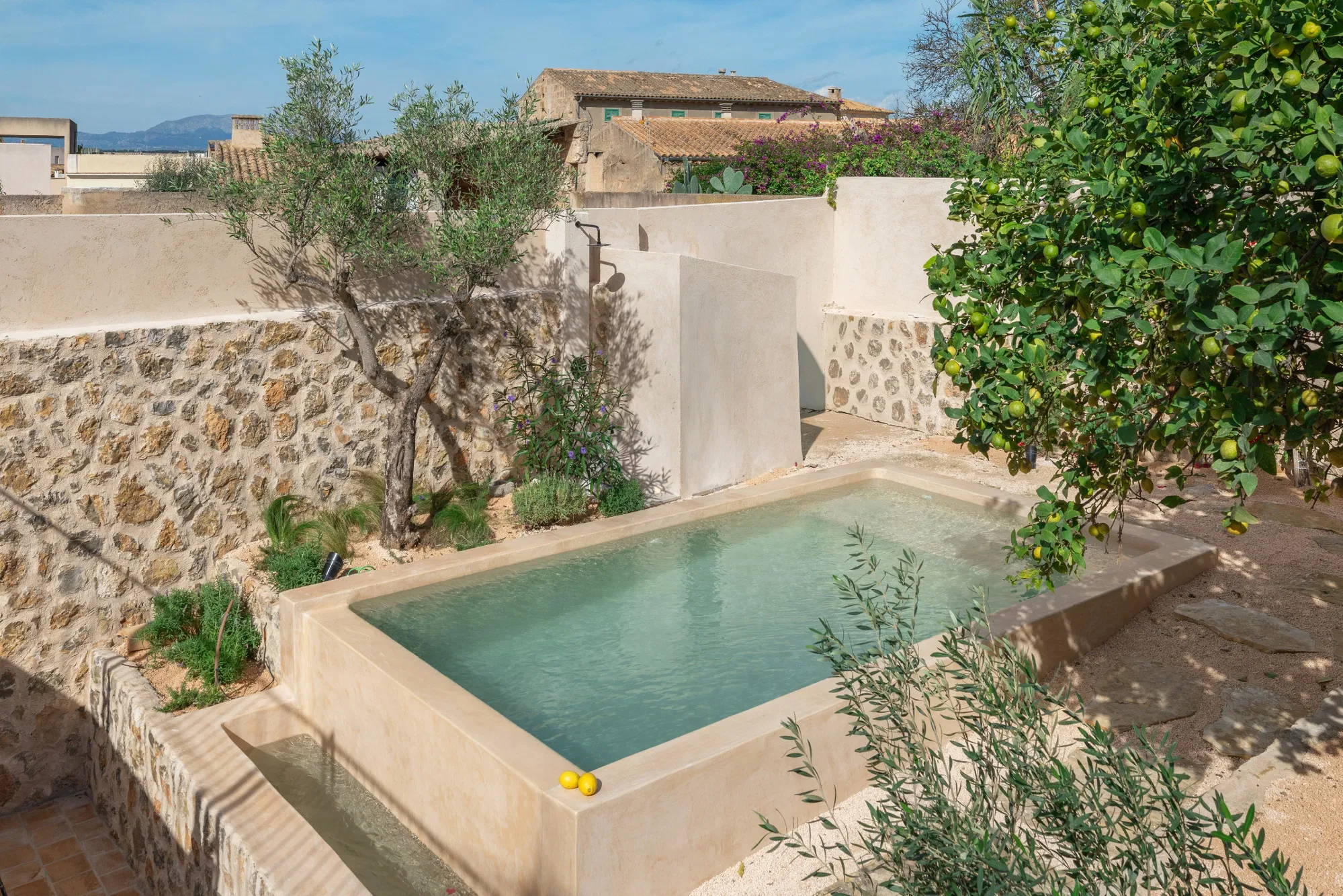 Casa de poble espaiosa amb piscina i vistes panoràmiques de la muntanya-1