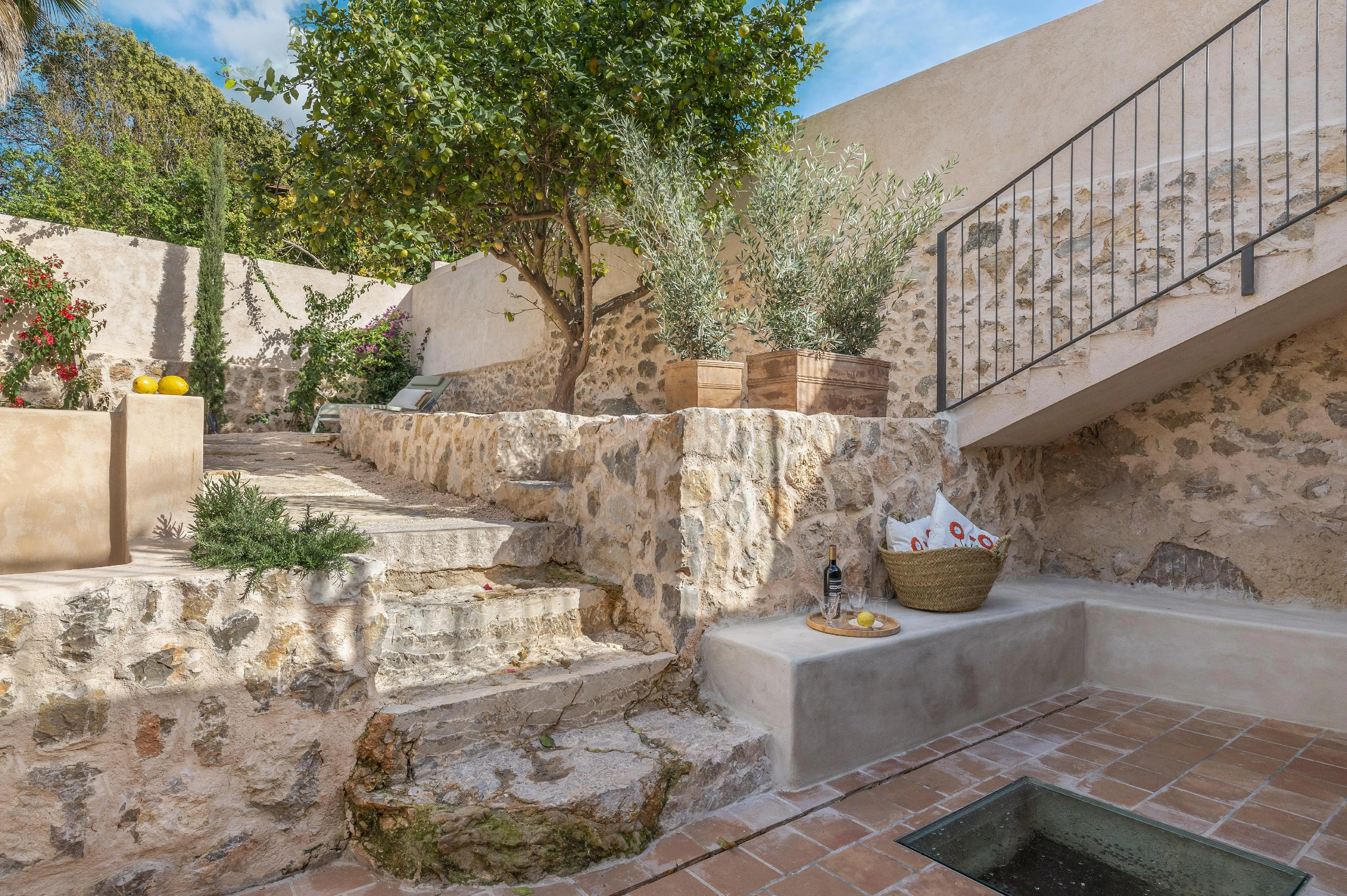 Spacious townhouse with pool and panoramic mountain views-2