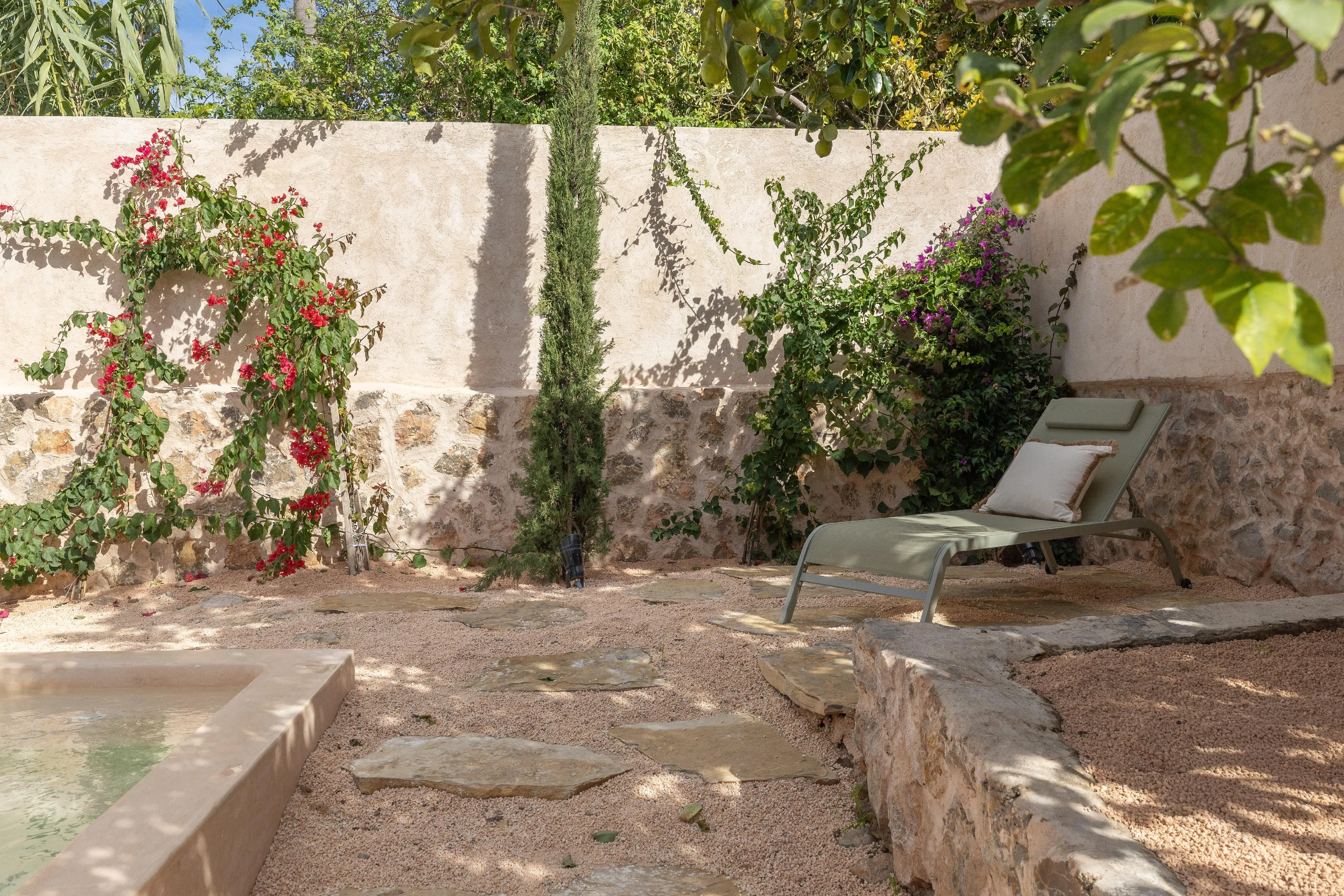 Spacious townhouse with pool and panoramic mountain views-15