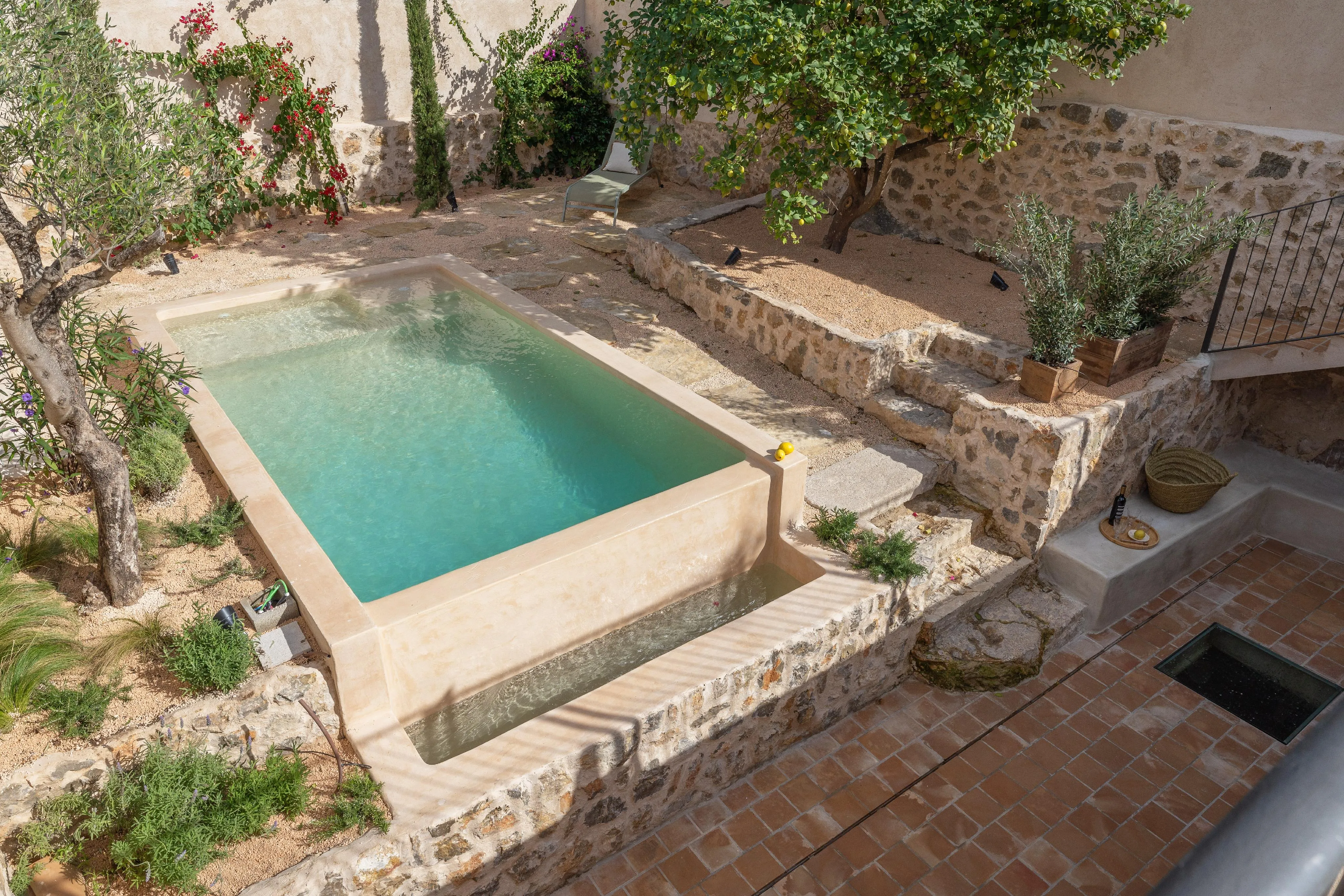 Spacious townhouse with pool and panoramic mountain views-16