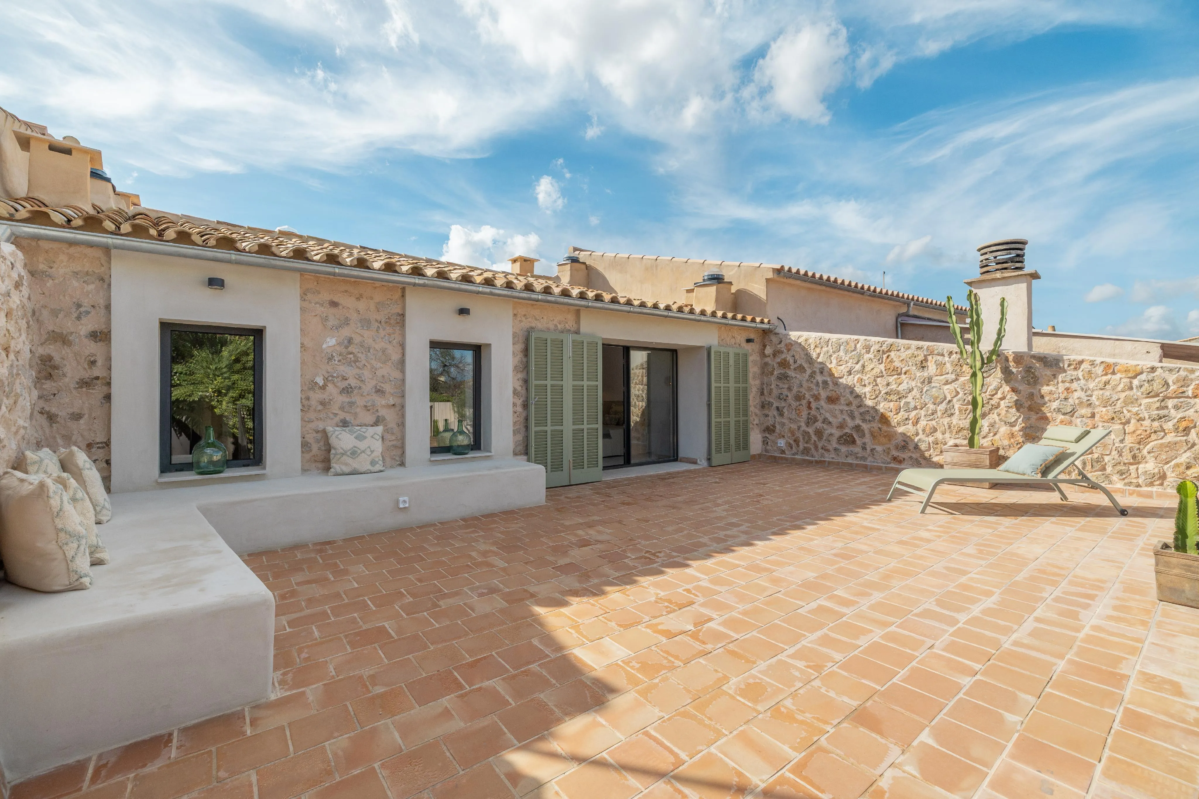 Spacious townhouse with pool and panoramic mountain views-17