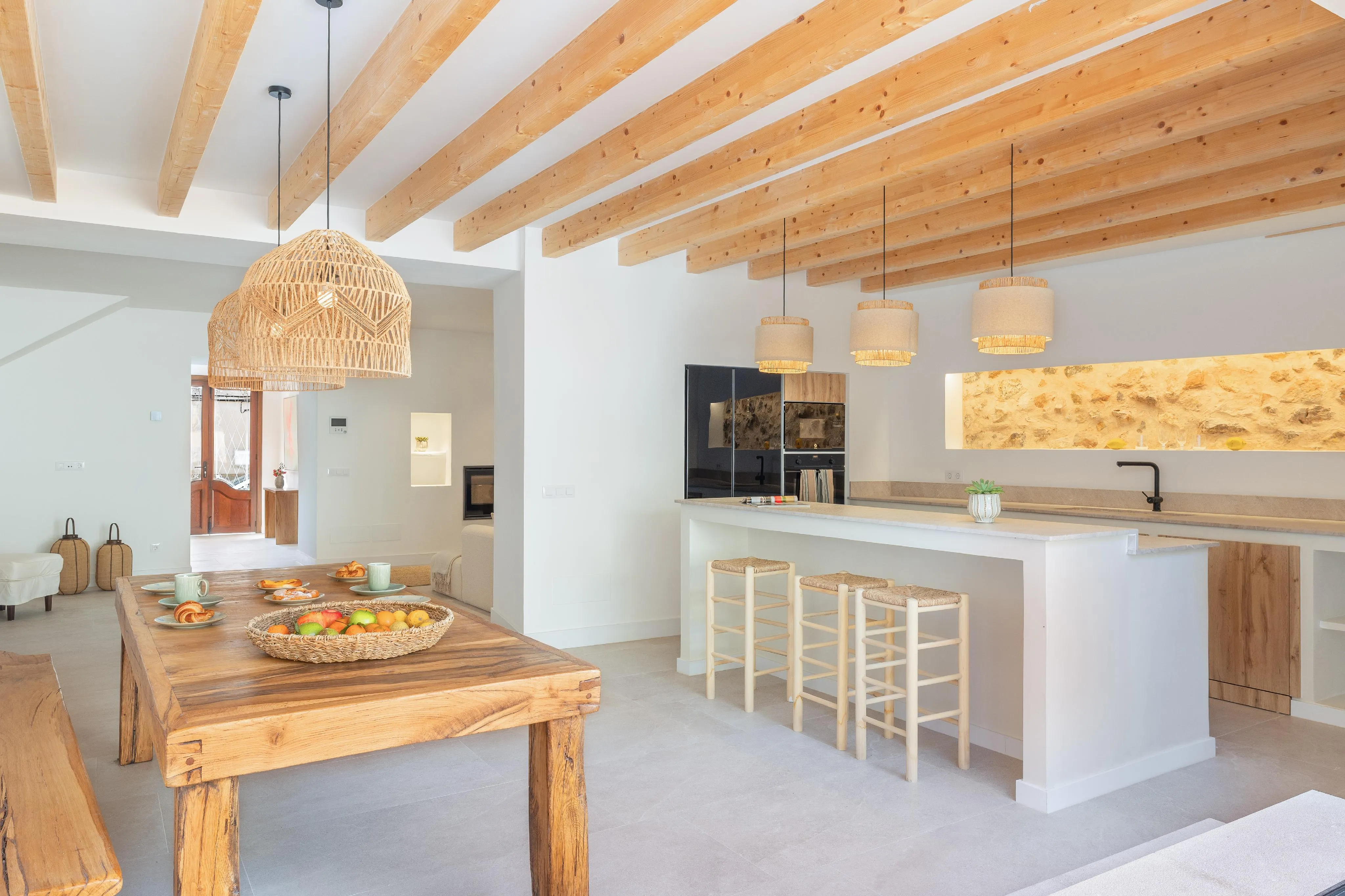 Spacious townhouse with pool and panoramic mountain views-8