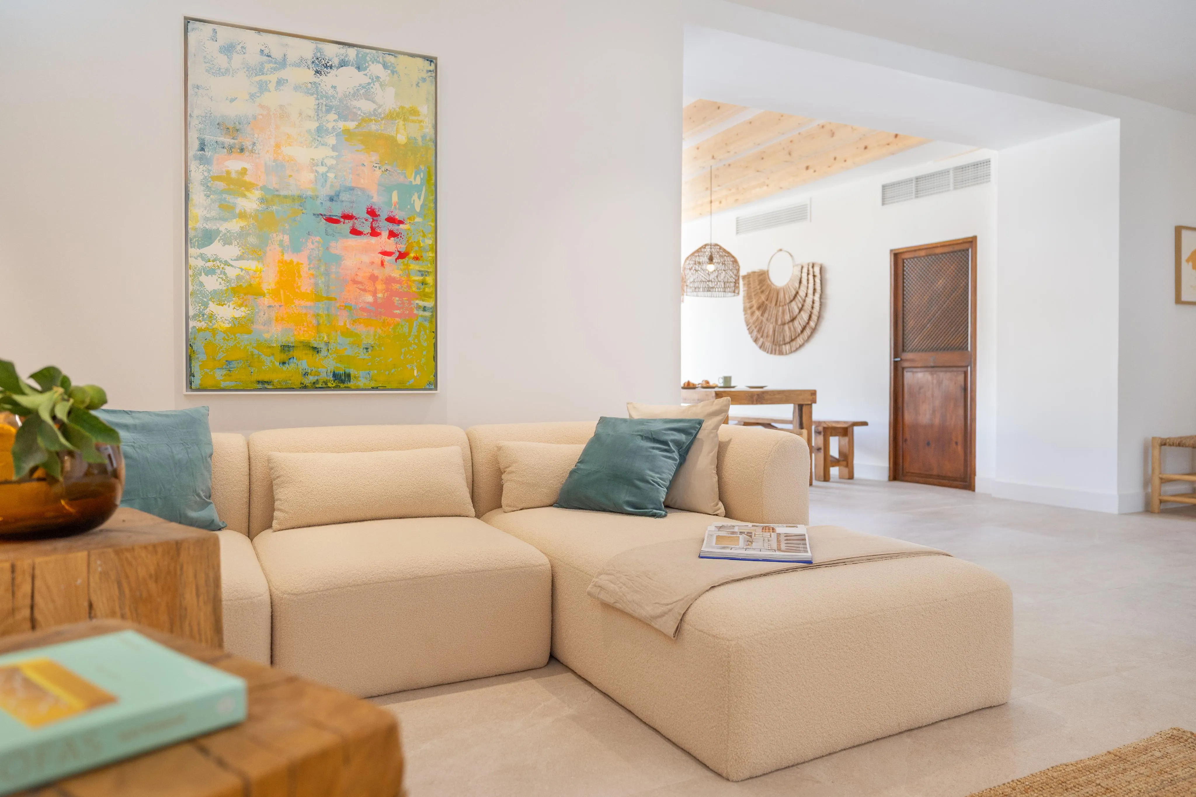 Spacious townhouse with pool and panoramic mountain views-5