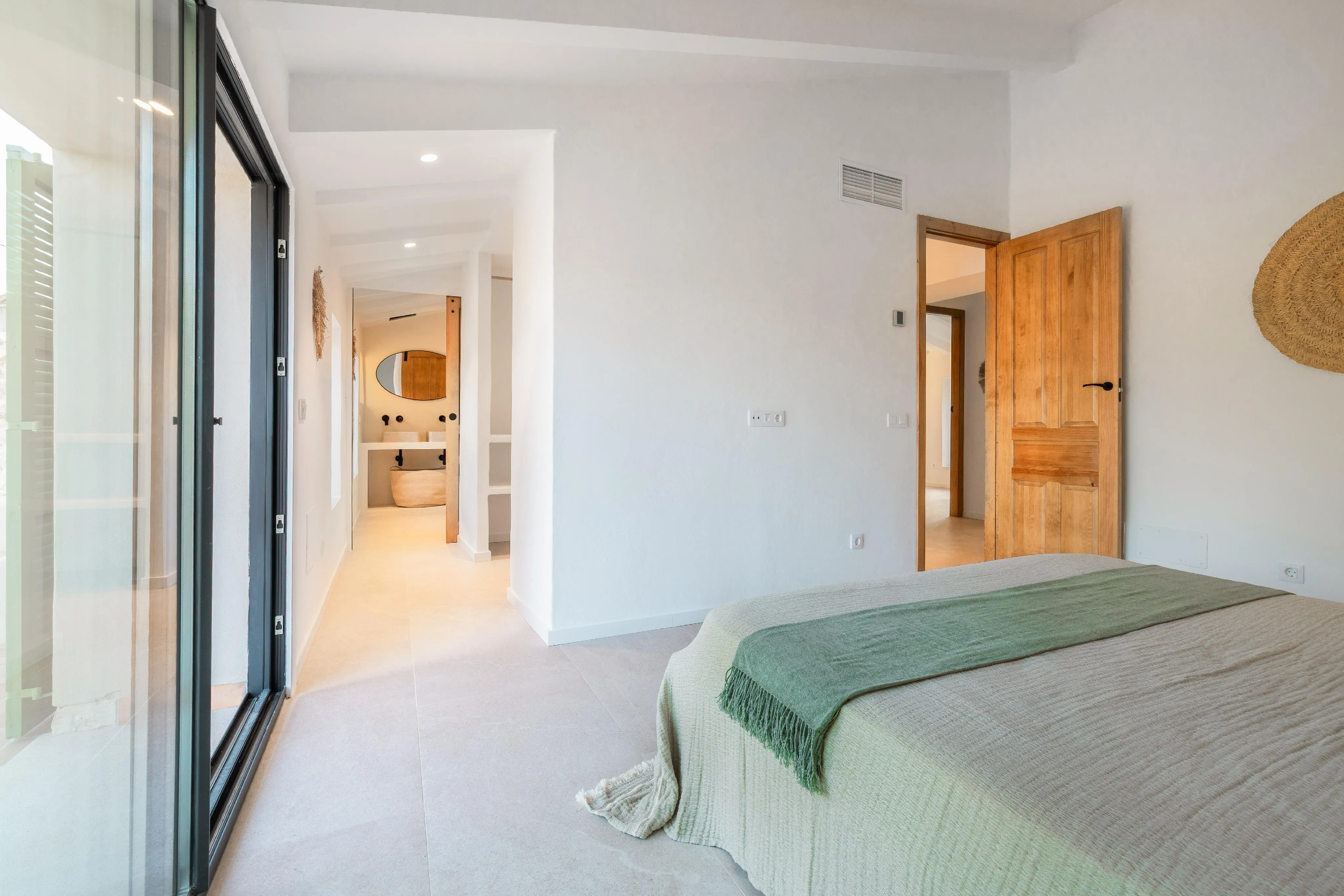 Spacious townhouse with pool and panoramic mountain views-12