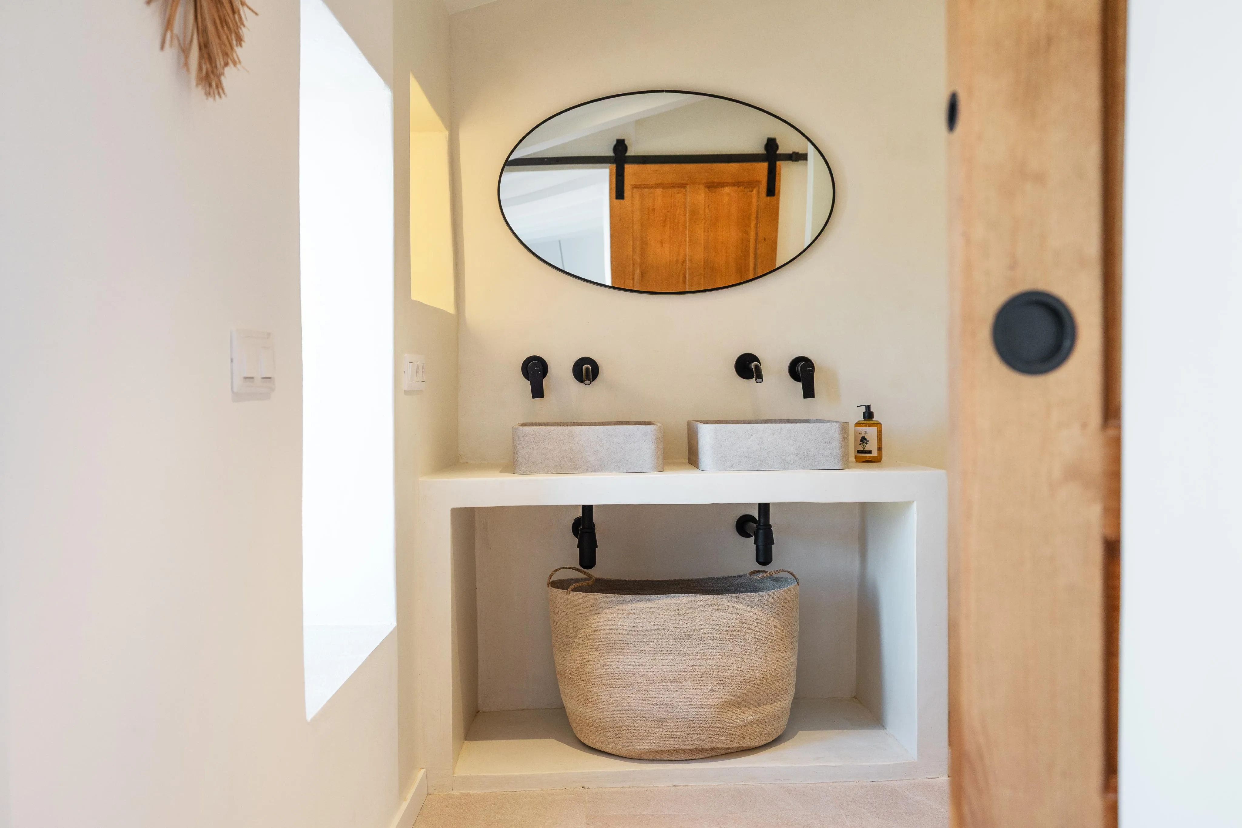 Spacious townhouse with pool and panoramic mountain views-11