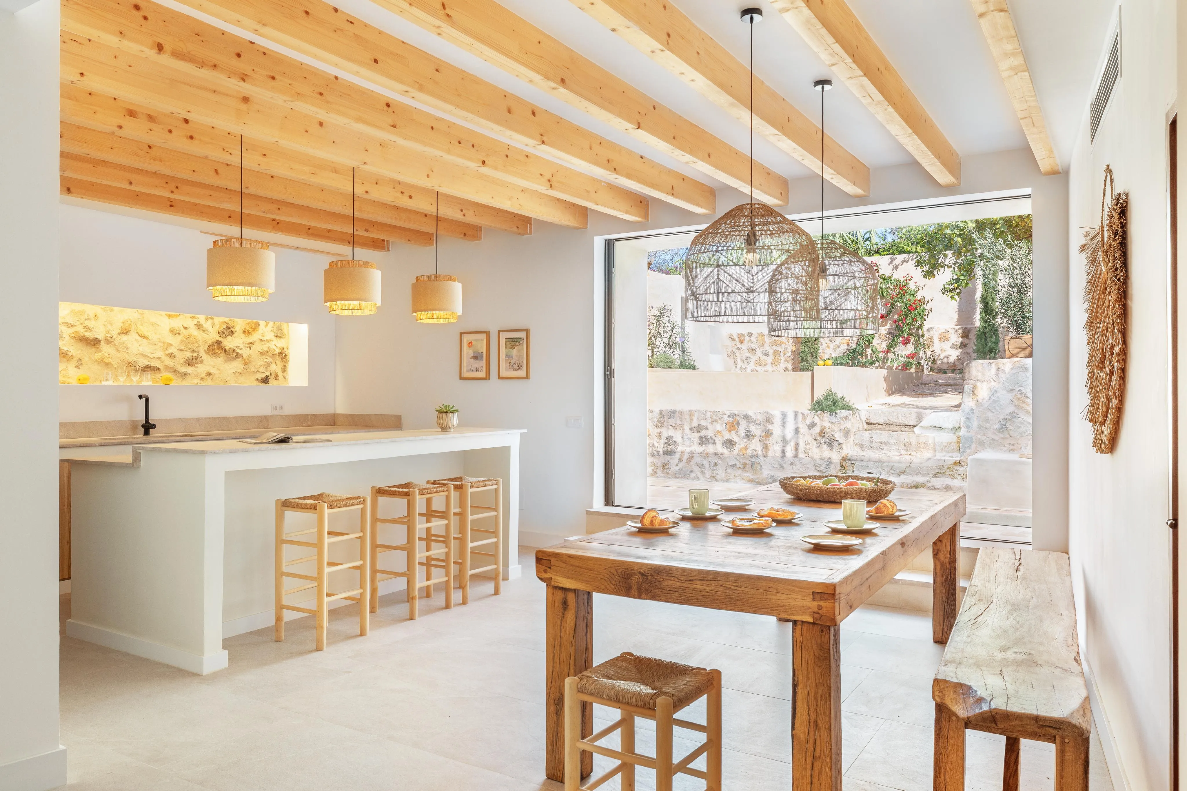 Spacious townhouse with pool and panoramic mountain views-6