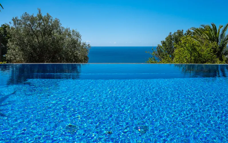 Villa mediterranea con spettacolare vista sul mare