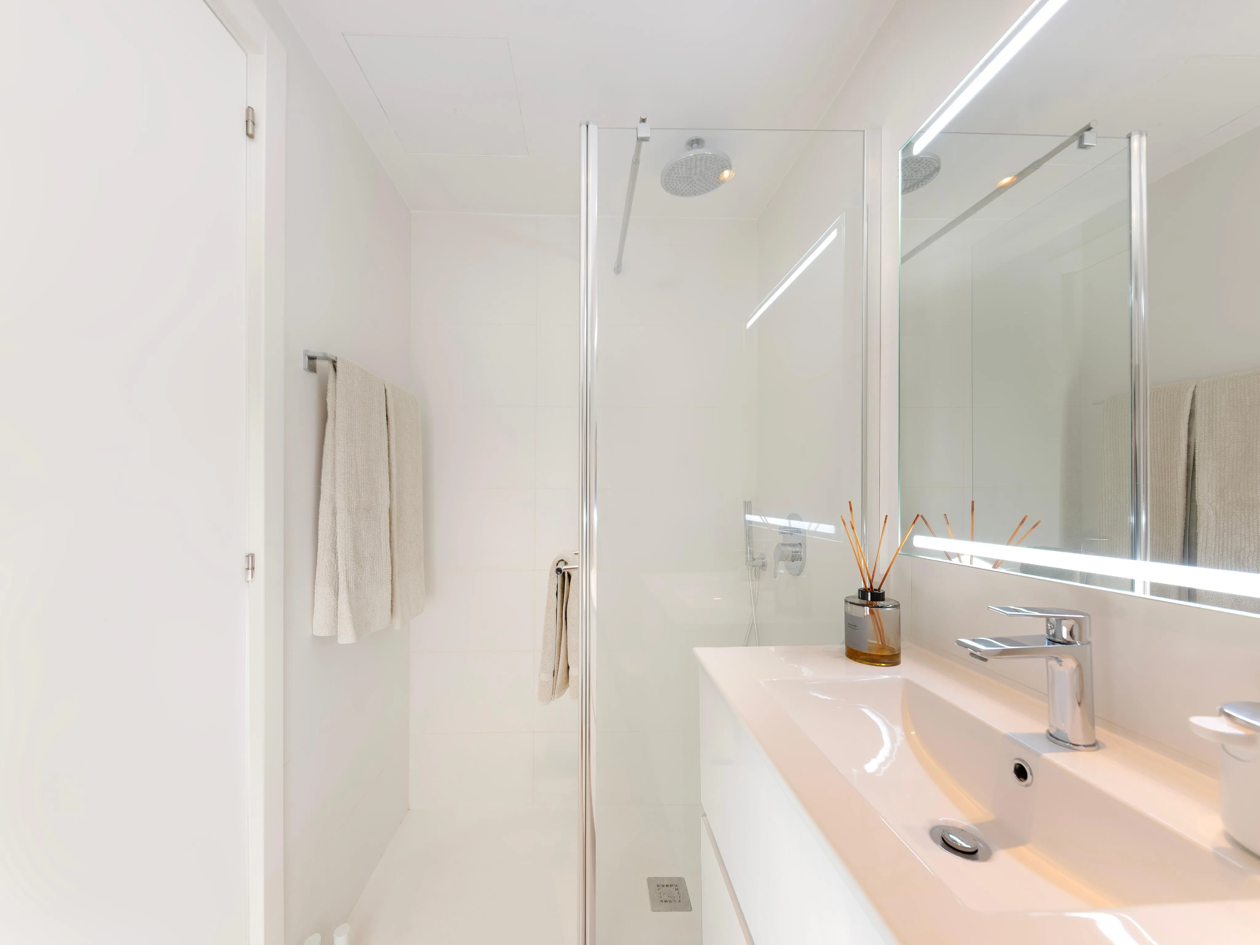 A sunny winter in a modern apartment in Cala Major's second sealine-10