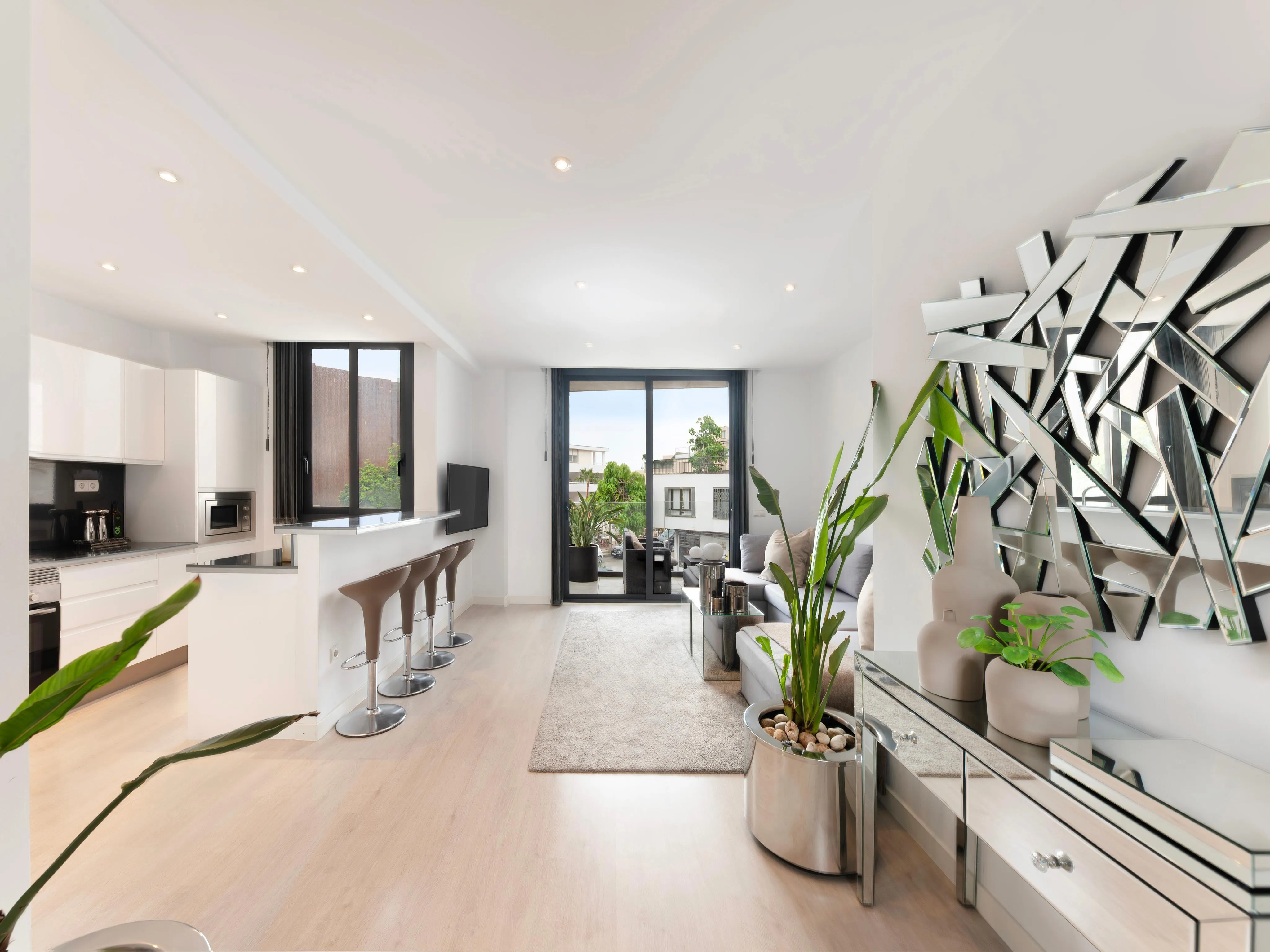 En solrig vinter i en moderne lejlighed i Cala Majors anden havlinje-1