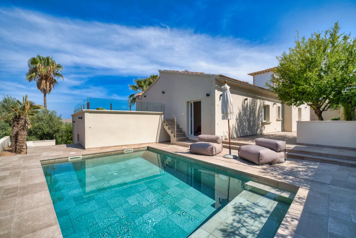 Modernized single-family home with a valid holiday rental license-1