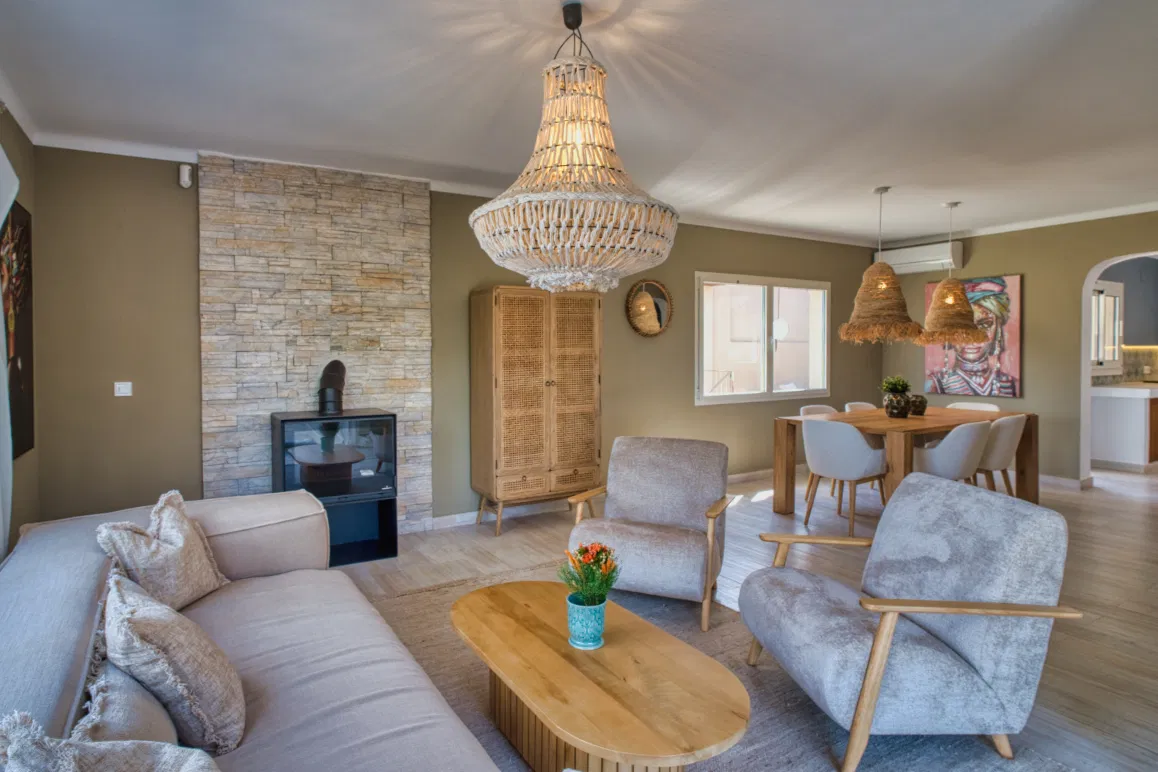 Modernized single-family home with a valid holiday rental license-5
