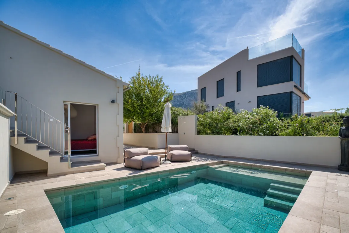 Modernized single-family home with a valid holiday rental license-11