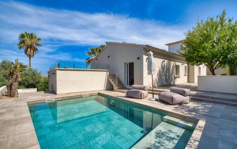 Casa unifamiliar modernizada con licencia válida para alquiler vacacional