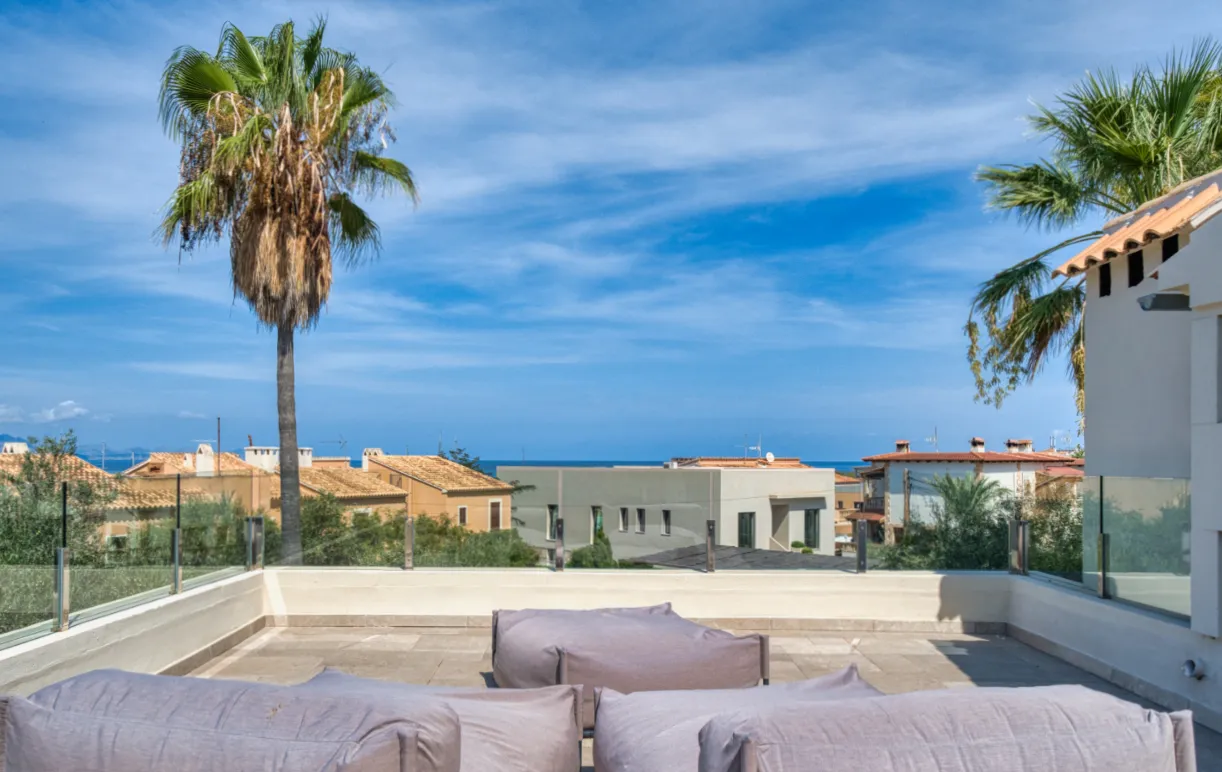 Modernized single-family home with a valid holiday rental license-15