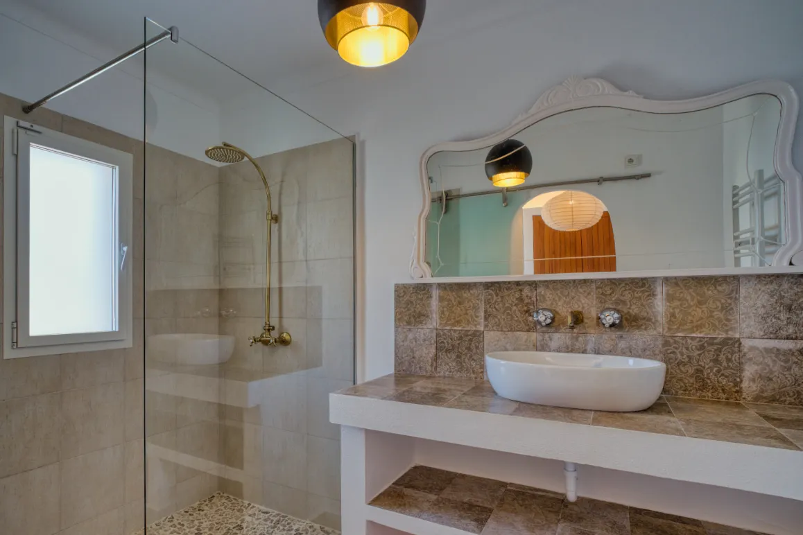 Modernized single-family home with a valid holiday rental license-9