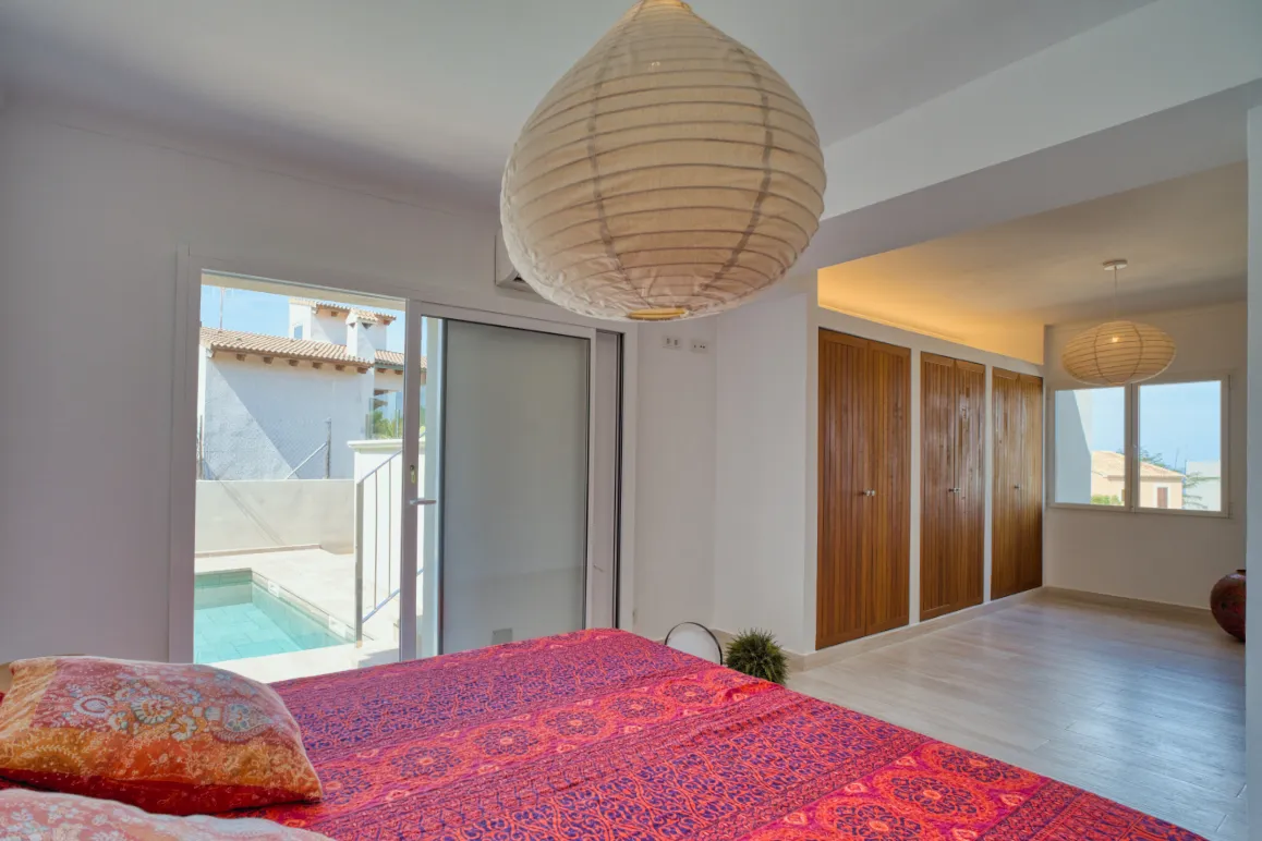 Modernized single-family home with a valid holiday rental license-10