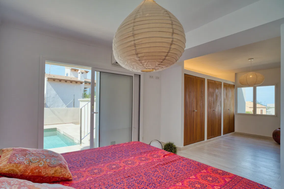Modernized single-family home with a valid holiday rental license-10
