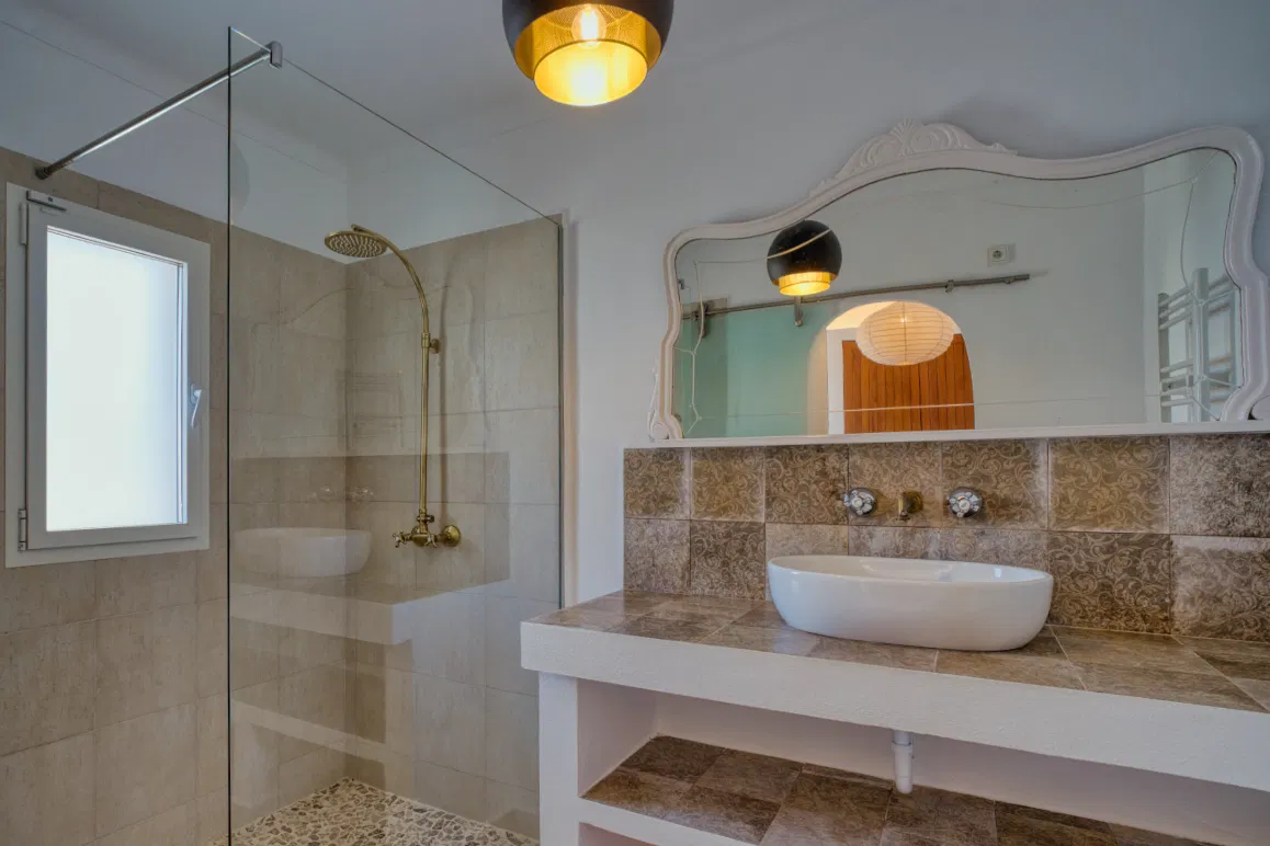Modernized single-family home with a valid holiday rental license-9