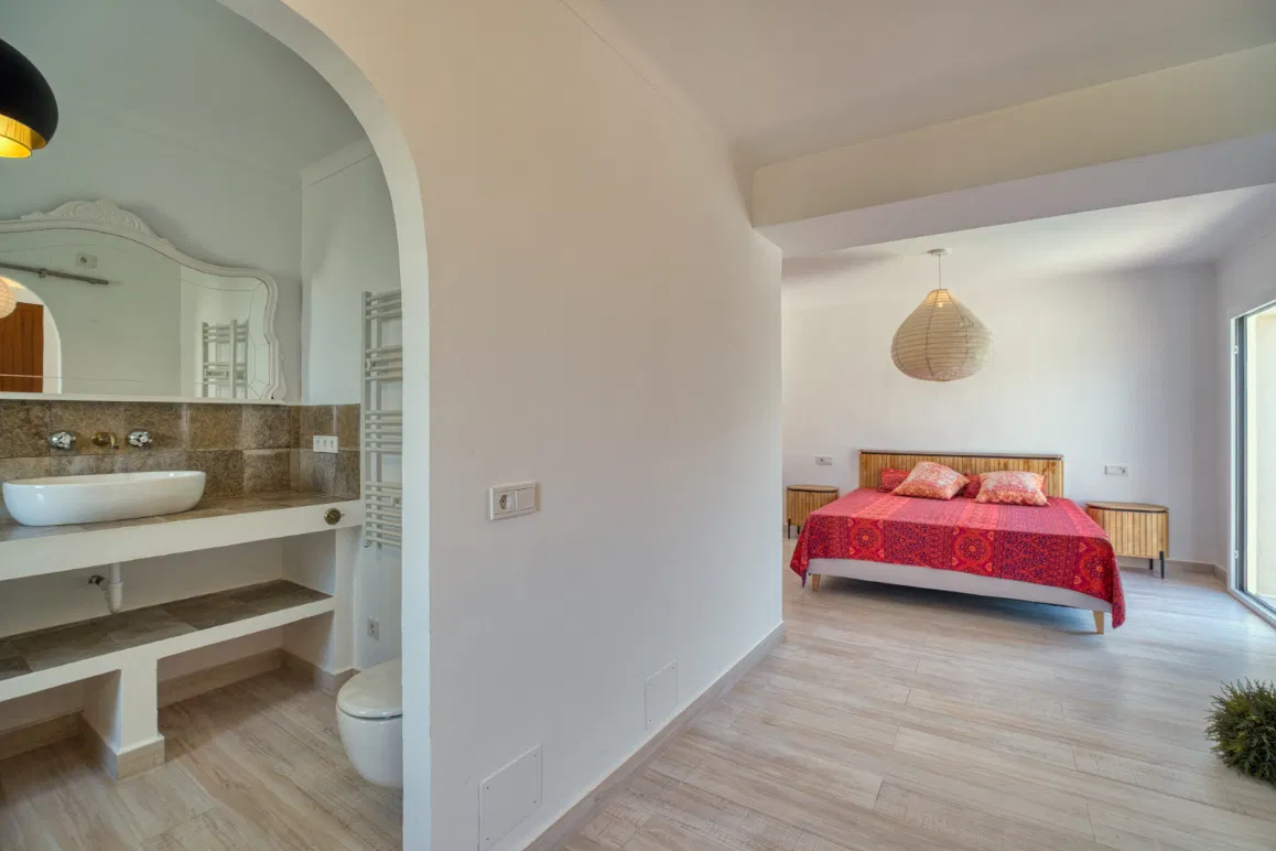 Modernized single-family home with a valid holiday rental license-8