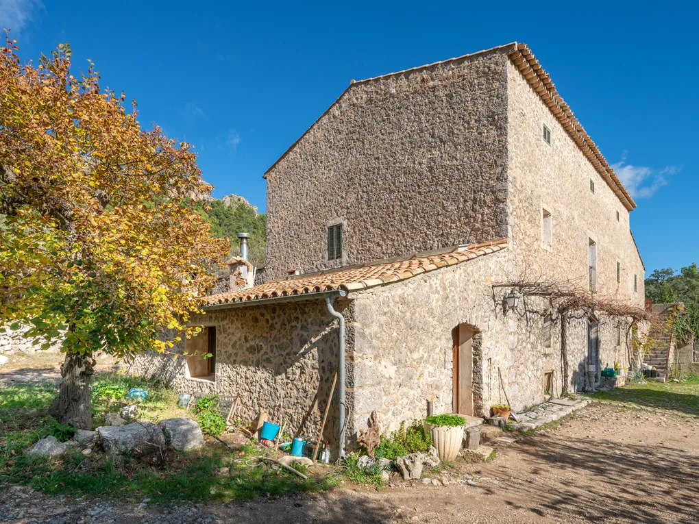 Spectacular Majorcan manor with mountain views-11