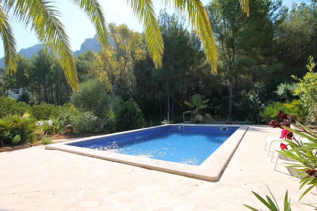 Chalet modernizado con jardín y piscina de agua salada en Betlem-4