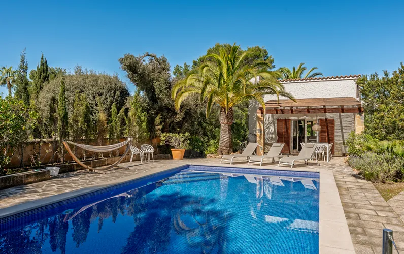 Chalet modernizado con jardín y piscina de agua salada en Betlem