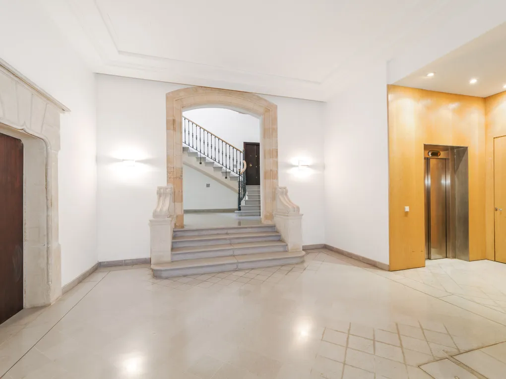 Impressive designer belle étage with lift and parking space in the upmarket San Jaume district-12