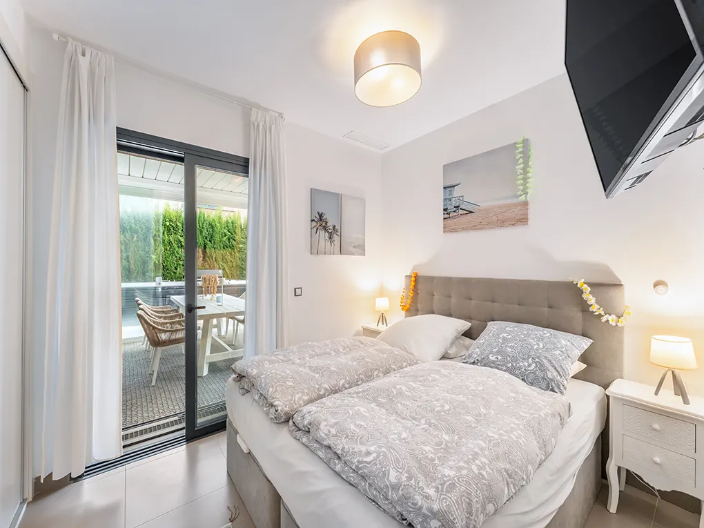 Vila moderna amb piscina prop de la platja-8