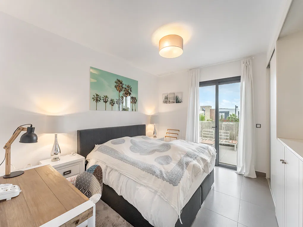 Vila moderna amb piscina a prop de la platja-12