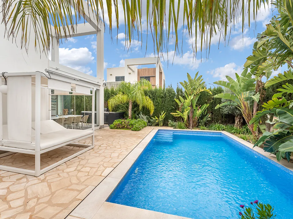 Vila moderna amb piscina prop de la platja-15