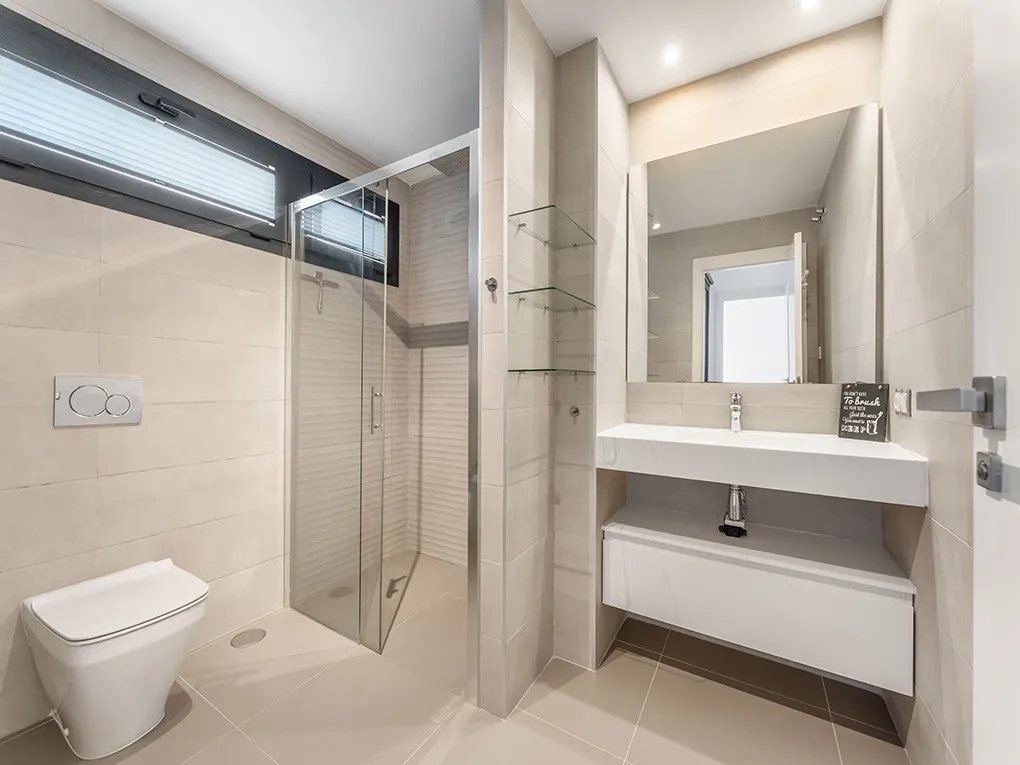 Vila moderna amb piscina prop de la platja-11