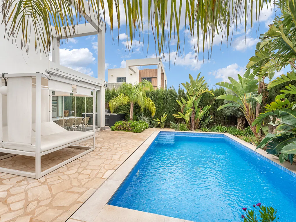 Vila moderna amb piscina a prop de la platja-15