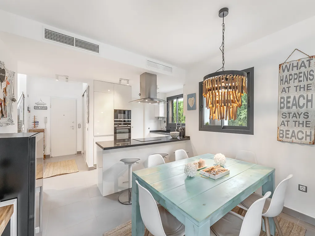 Vila moderna amb piscina prop de la platja-5