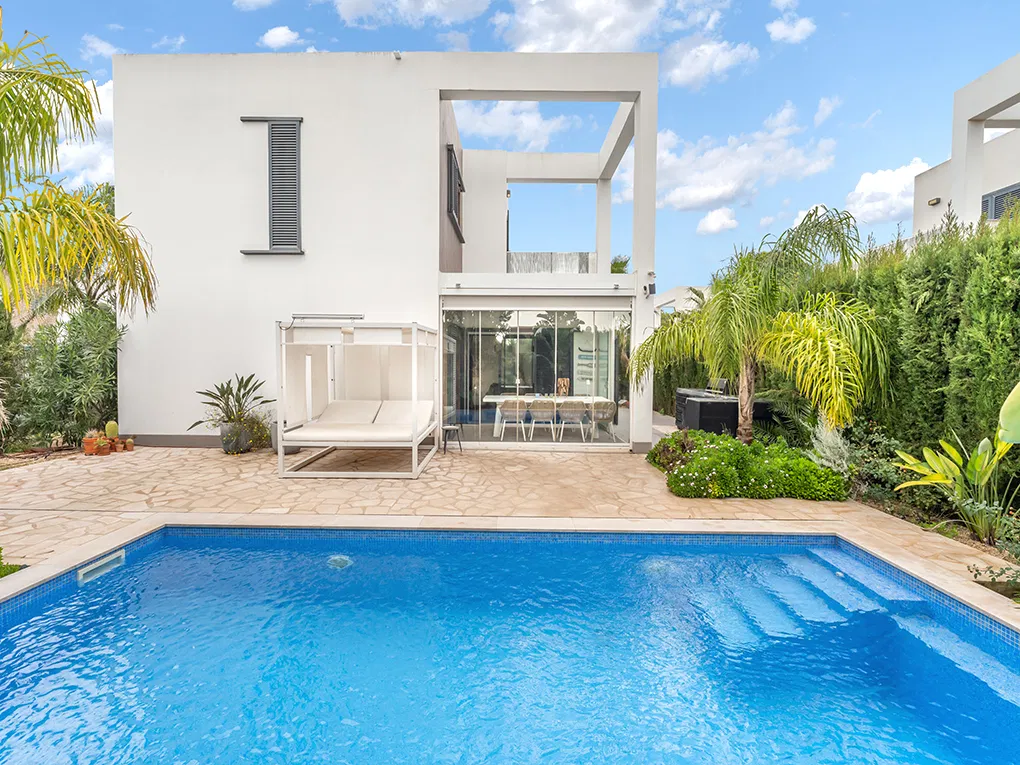 Vila moderna amb piscina a prop de la platja-14