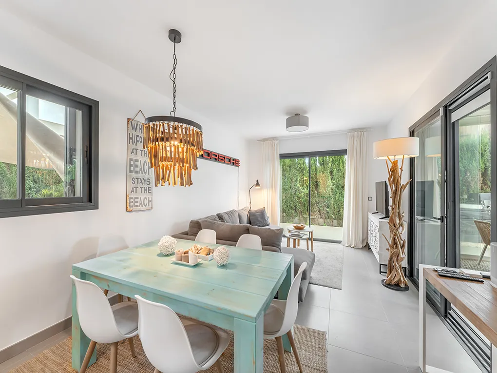 Vila moderna amb piscina prop de la platja-4