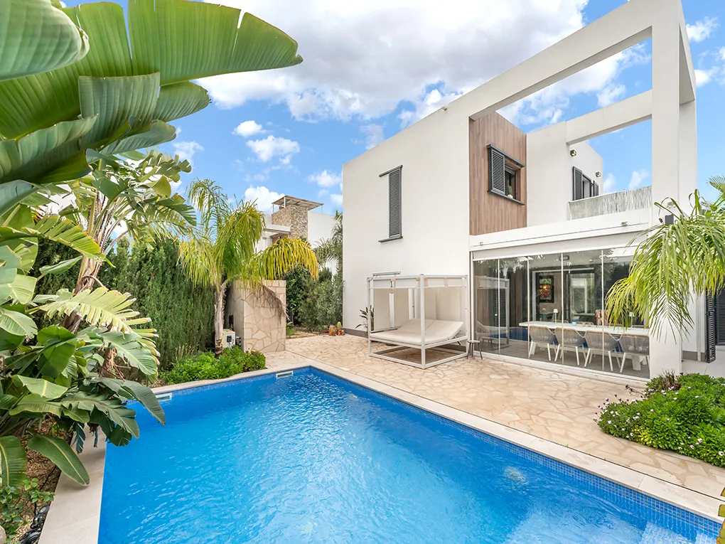 Vila moderna amb piscina prop de la platja-1