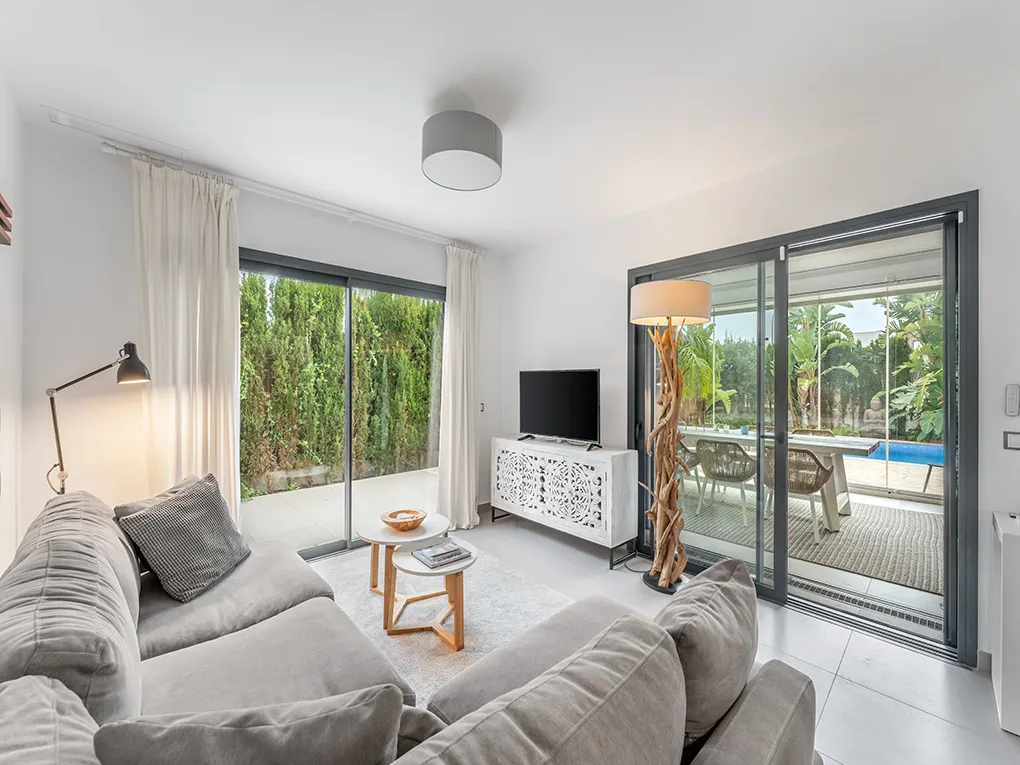 Vila moderna amb piscina prop de la platja-6