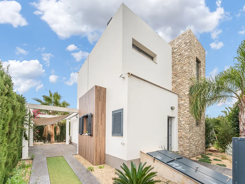 Vila moderna amb piscina prop de la platja-18