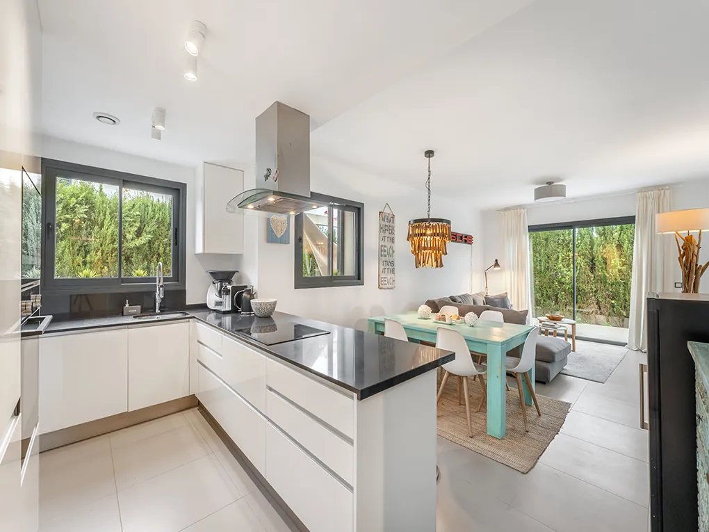 Vila moderna amb piscina prop de la platja-3