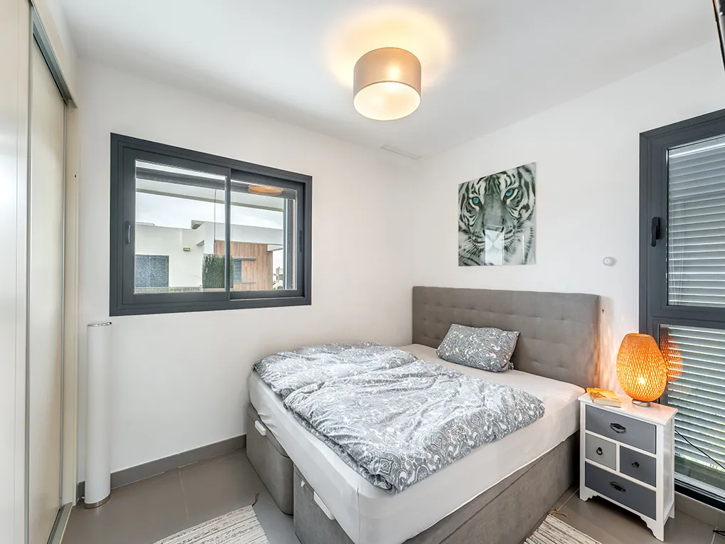 Vila moderna amb piscina prop de la platja-10